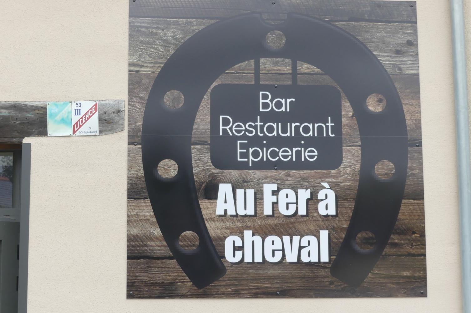 MATÉRIEL (RÉCENT) ET MOBILIER D'UN RESTAURANT BAR